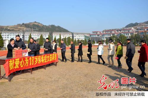 浙江温岭坞根镇中学为尿毒症女孩募捐善款_金