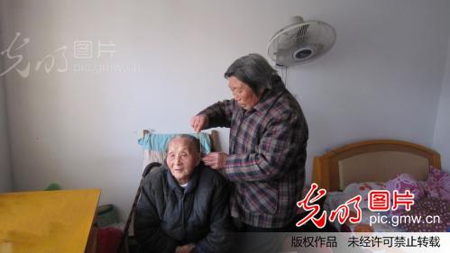 好人钟辣椒24年如一日孝敬五保老人_冯民飞