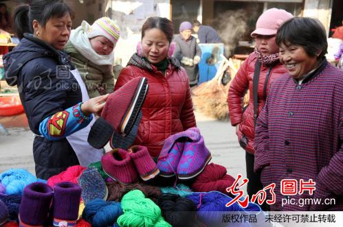 安徽芜湖:手工棉鞋受青睐_程依宝_ 光明图片