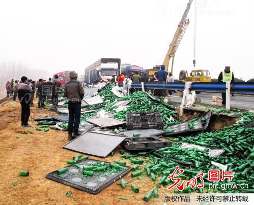 京珠高速信阳段多车相撞_新闻--突发事件