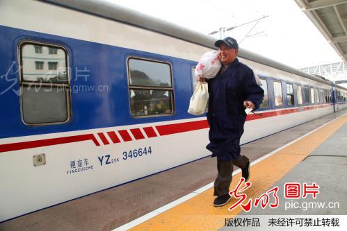 春运首日 实拍成都至北京西T8次列车上出行的