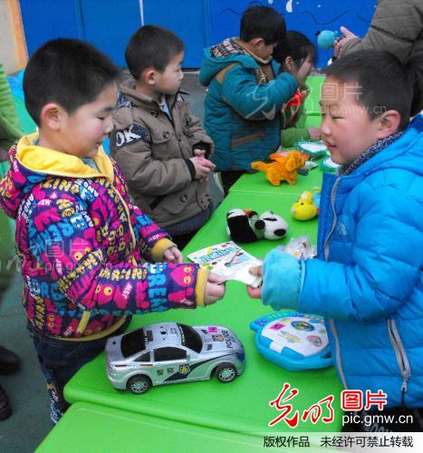 幼儿园:义卖玩具献爱心_新闻