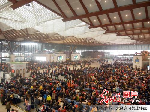 江苏苏州火车站人潮涌_新闻