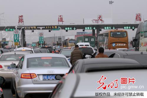 江苏苏州:返乡车辆遇车祸致高速公路拥堵_新闻