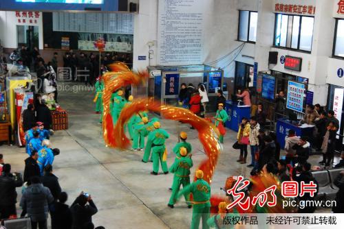 龙舞新春送祝福 期盼能圆心中梦