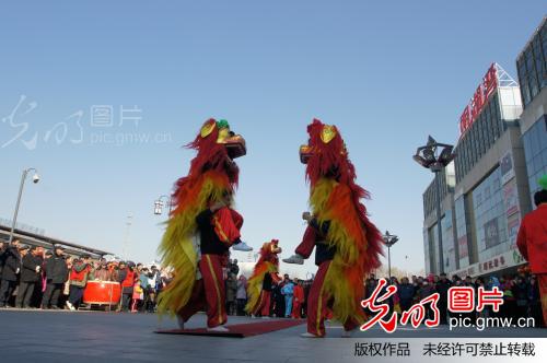 精彩民间艺术舞狮表演年味十足_王洪章_ 光明