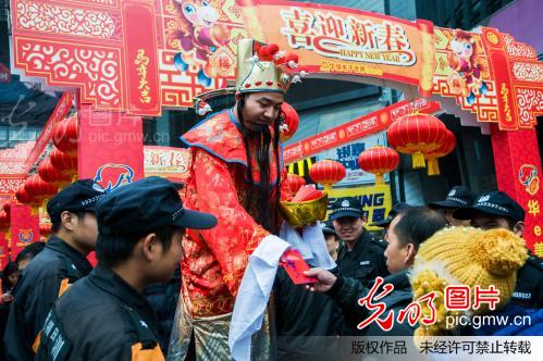 深圳气温骤降二十度,华强北寒风中庆开市财神