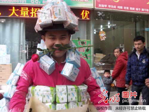 按摩店老板情人节征婚 999包卫生巾做定情物_