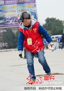 湖北云梦:义工自发清理招聘会留下的垃圾_新闻