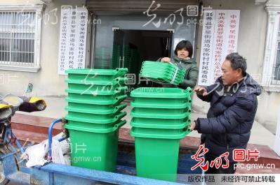 浙江嘉善:更换农村垃圾桶 美丽乡村重保洁