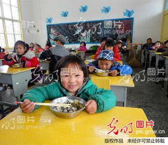 湖南省花垣县窝勺小学学生:吃上免费营养午餐