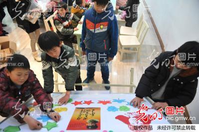 浙江临安:小学生读写雷锋日记传承雷锋精神_新