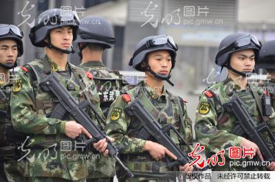 广州全城安保升级 警员配枪巡逻_新闻