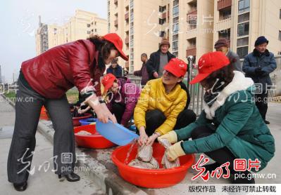 安徽安庆:妇女志愿者温暖孤寡老人_新闻