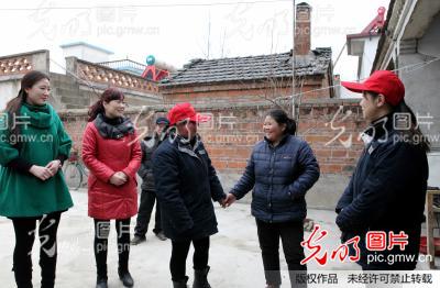 安徽阜阳临泉县:女职工结对帮扶留守妇女喜迎