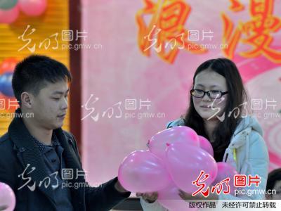 <em>贵州</em>余庆:<em>妇女节</em>前夕举办相亲会 七对男女现场