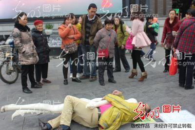 男子抱<em>女裸模</em>睡遍成都呼吁关注健康睡眠_新