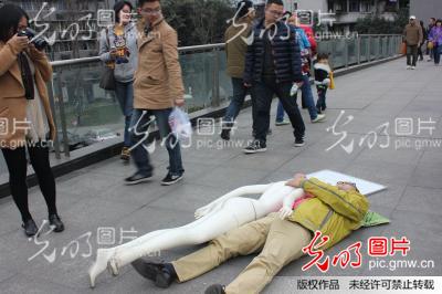 男子抱<em>女裸模</em>睡遍成都呼吁关注健康睡眠_新