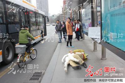 男子抱<em>女裸模</em>睡遍成都呼吁关注健康睡眠_新