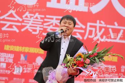 河南许昌:星光大道冠军刘大成献艺莲城 唱响了