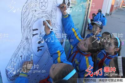 新疆阿勒泰市小学生描画身边好人好事 _新闻