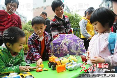 幼儿园开跳蚤市场 小朋友成了买卖人家_新闻