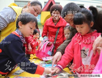 幼儿园开跳蚤市场 小朋友成了买卖人家_新闻