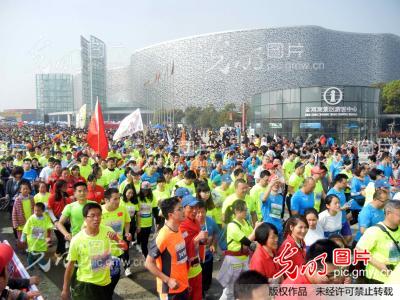 2014年苏州环金鸡湖国际半程马拉松赛开跑