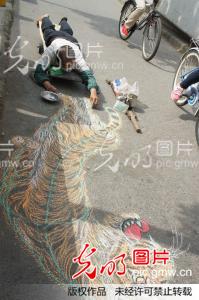 武汉:身残志坚的地书地画人_民生影像--第二