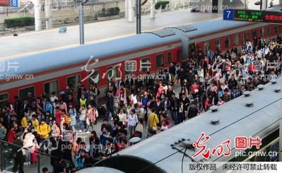 安徽:合肥火车站迎来清明假期返程客流高峰_徐