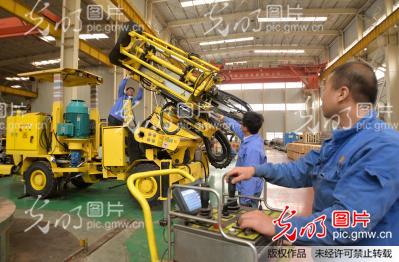 国内首台全液压自动采矿钻车在河北邯郸下线_