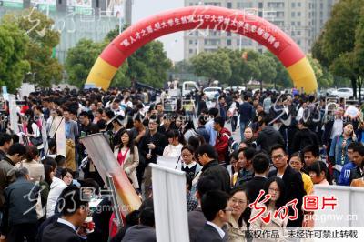 南京:大学城里的露天招聘会_董金林
