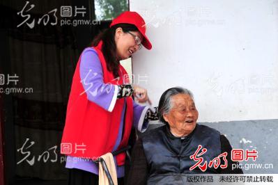 志愿服务活动结合教育实践活动开展效果好_新