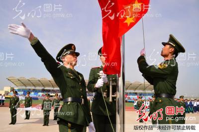 橄榄绿飘扬的国旗护卫队_新闻