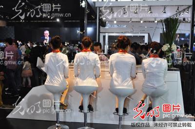 南京车展青年大学生兼职打工迎来青年节_新闻