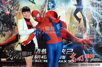 蜘蛛侠现身浙江温岭助推《超凡蜘蛛侠2》票