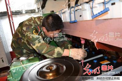 江苏南京港边防检查站边检3202艇机电兵辛苦