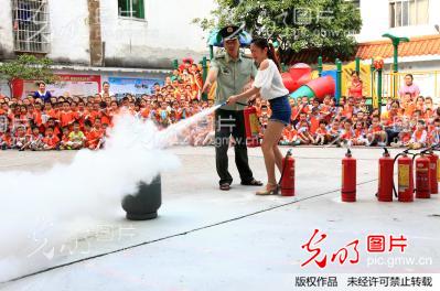 安全知识进幼儿园_周恩革