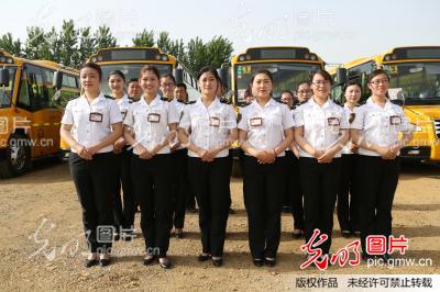 青岛:校车美女照管员温馨服务赛空姐_新闻