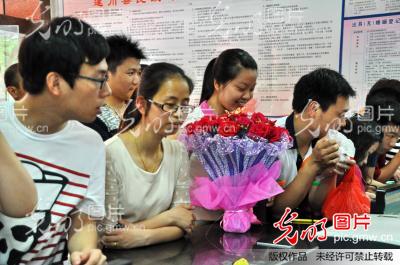 江西遂川:我爱你结婚登记人扎堆_新闻