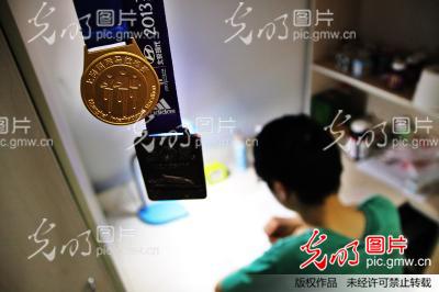 合肥:高三学生宿舍床头悬挂金牌激励高考_新闻