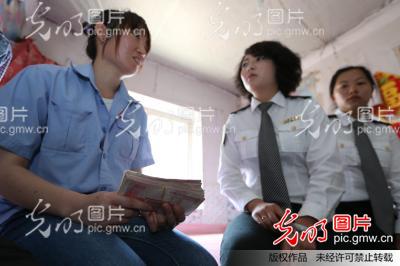山东即墨:父债<em>女还</em>感动社会 大家帮她还债_詹