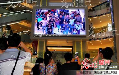 北京王府井一商场 大屏幕与 顾客互动对拍_新
