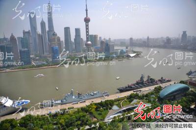 上海:瓦良格号导弹巡洋舰向市民开放 _新闻