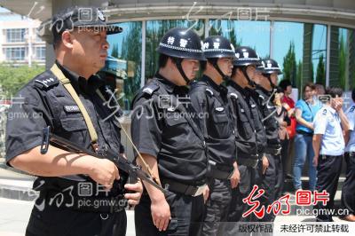 哪类警察可以持枪 20140607133849_2573.jpg