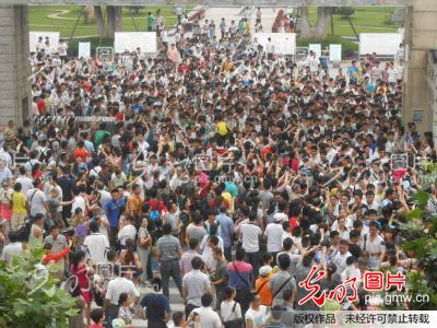 武汉一中高考结朿 考生家长人流如潮涌_李长林