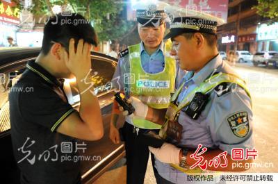 河南商丘警方世界杯期间夜查酒驾 确保安全_新闻
