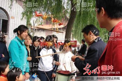 正在远去的老手艺--吹糖人_李柳生