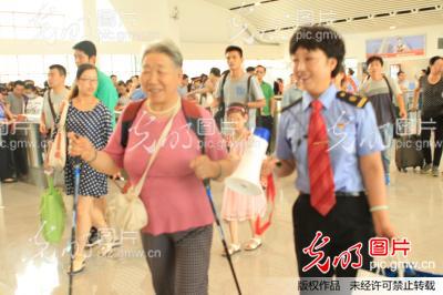 山西临汾:大西高铁临汾西站今日首发列车_新闻