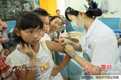 四川广安:5万小学生免费接种麻疹疫苗_新闻